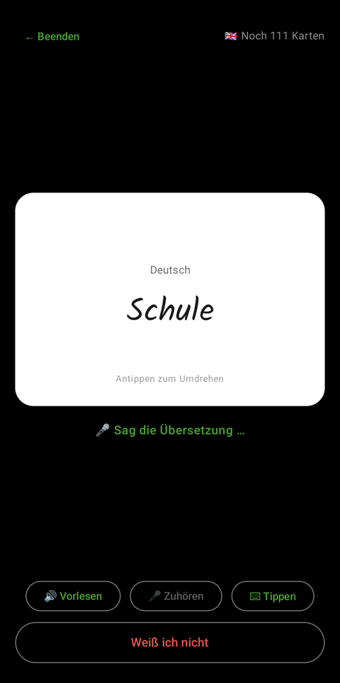 Die Abfrage: eine weiße Karteikarte mit dem Wort Schule in Handschrift und der Aufforderung, die Übersetzung zu sagen.